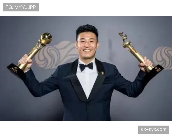 刷到武磊靠着豪车啃汉堡那张图，差点把咖啡喷出来